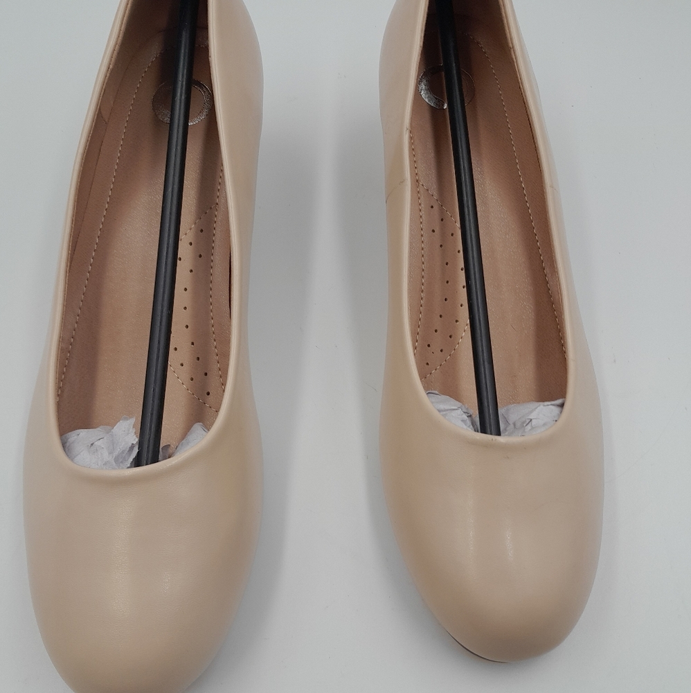 Beige 0umps sz 11 1 1/2 " heel man made upper round toe inclosed heel new